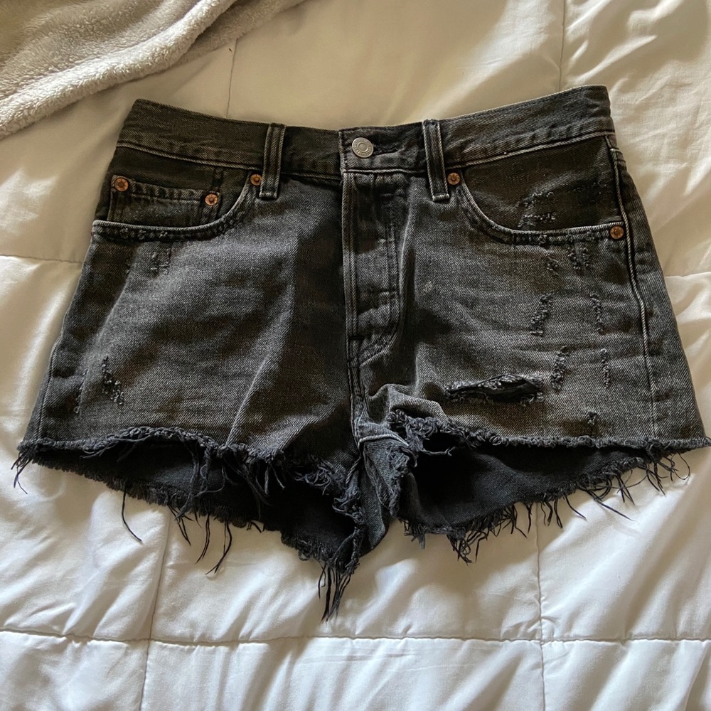 Black Levi’s jean shorts